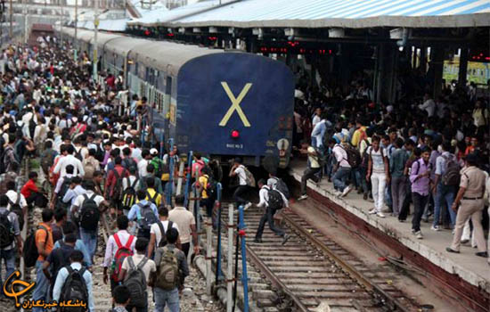 هجوم دانش‌آموزان هندی به سمت قطار (+عکس)