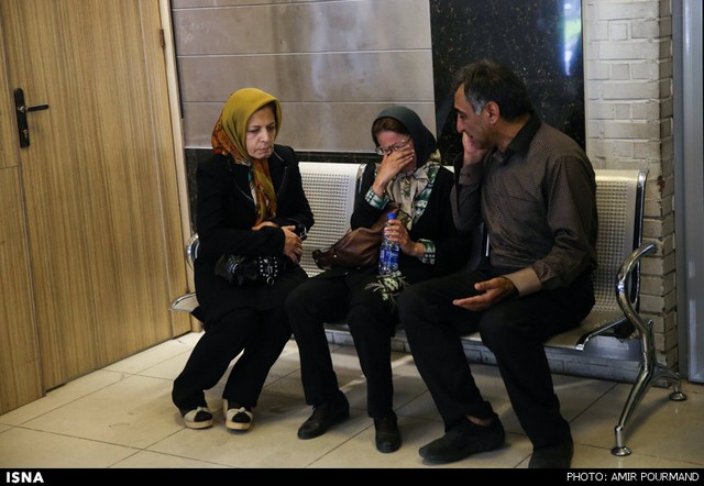بازماندگان سانحه‌ی هوایی در بیمارستان امام خمینی (عکس)