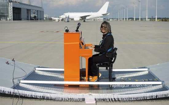 نواختن پیانو روی فرش پرنده (+عکس)