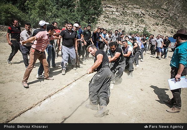 مسابقات طناب کشی در روستاهای نور (عکس)