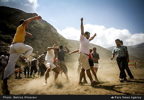 مسابقات طناب کشی در روستاهای نور (عکس)