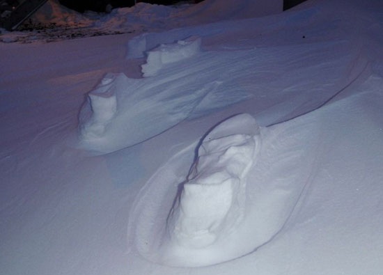 کشف رد پاهای عجیب بر روی برف! (+عکس)