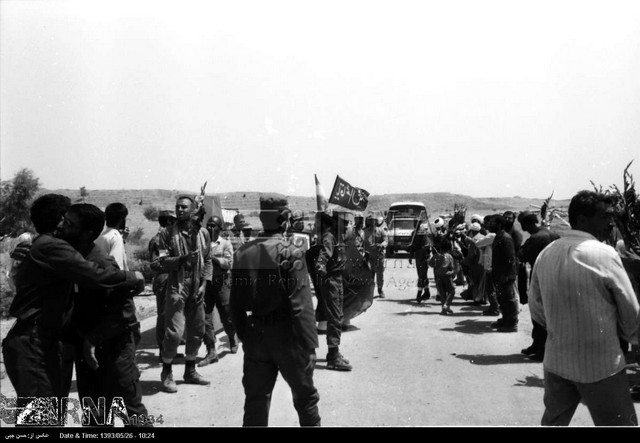 بازگشت نخستین گروه آزادگان به میهن - سال 69 (عکس)