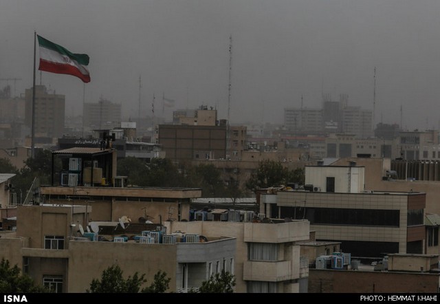 گرد و خاک در آسمان تهران (عکس)