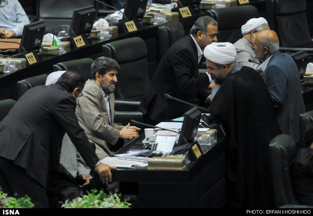 حاشیه هایی از جلسه استیضاح وزیر علوم (عکس)