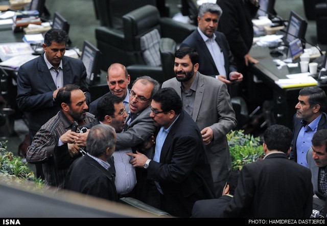 حاشیه هایی از جلسه استیضاح وزیر علوم (عکس)