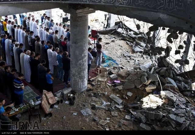 برپایی نماز در مساجد تخریب شده غزه (عکس)