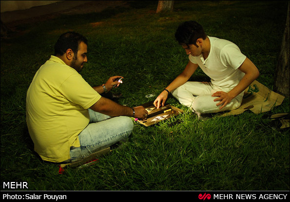 شب نشینی در پارکهای میانه آذربایجان (عکس)