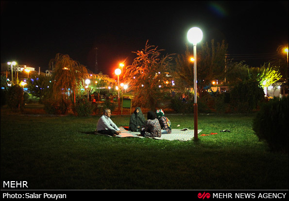شب نشینی در پارکهای میانه آذربایجان (عکس)