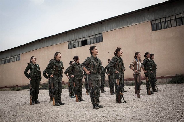 آموزش دختران کرد برای نبرد با داعش (+عکس)