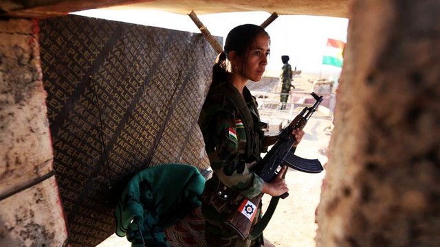 آموزش دختران کرد برای نبرد با داعش (+عکس)