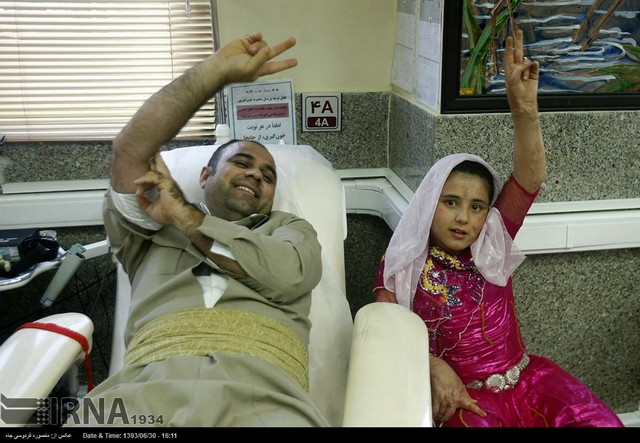 اهدای خون والدین شین آبادی ها (عکس)