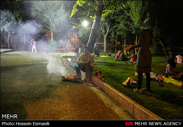 شب نشینی در پارکهای تهران (عکس)
