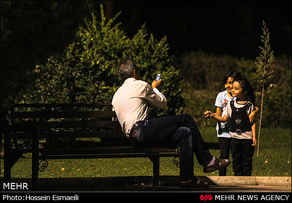 شب نشینی در پارکهای تهران (عکس)