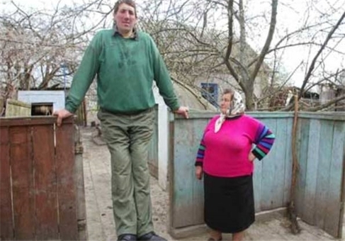 قدبلندترین مرد جهان در 44 سالگی درگذشت