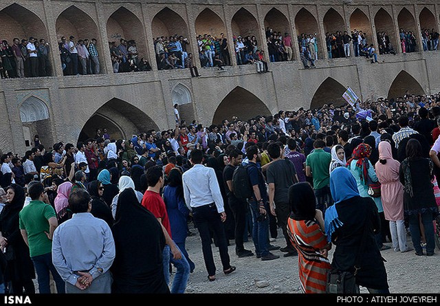 تجمع حامیان محیط زیست - سی و سه پل اصفهان (عکس)