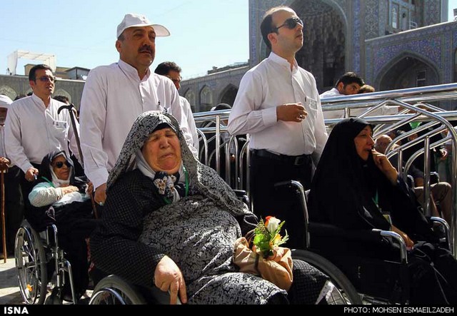 زیارت سالمندان و معلولین از حرم امام رضا (عکس)