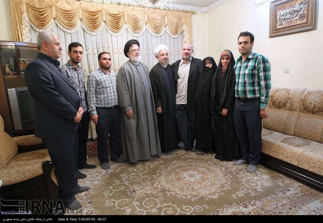 دیدار روحانی با خانواده 3 شهید و یک جانباز (عکس)