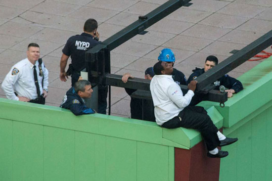 نجات مرد نیویورکی از خودکشی (عکس)