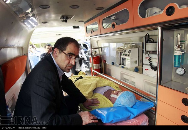 وزیر بهداشت پس از معاینه دختر قربانی اسید پاشی: وضعیت چشمان سهیلا اورژانسی است