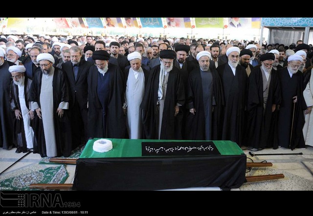 اقامه نماز رهبر انقلاب بر پیکر آیت‌الله مهدوی کنی (+عکس)