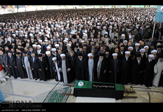 اقامه نماز رهبر انقلاب بر پیکر آیت‌الله مهدوی کنی (+عکس)
