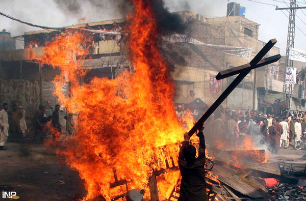 متعصبان پاکستانی زوج مسیحی را زنده زنده سوزاندند(+عکس)