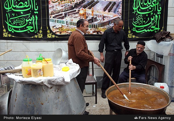 تهیه و توزیع حلوای نذری در زنجان (عکس)