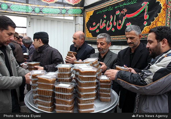 تهیه و توزیع حلوای نذری در زنجان (عکس)