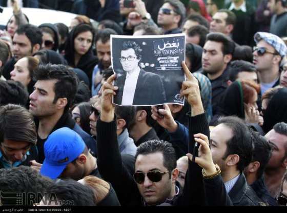 تجمع هواداران پاشایی مقابل بیمارستان (عکس)