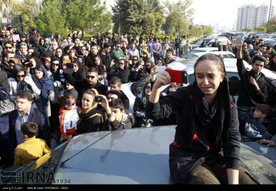 تجمع هواداران پاشایی مقابل بیمارستان (عکس)