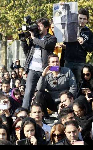 تجمع هواداران پاشایی مقابل بیمارستان (عکس)