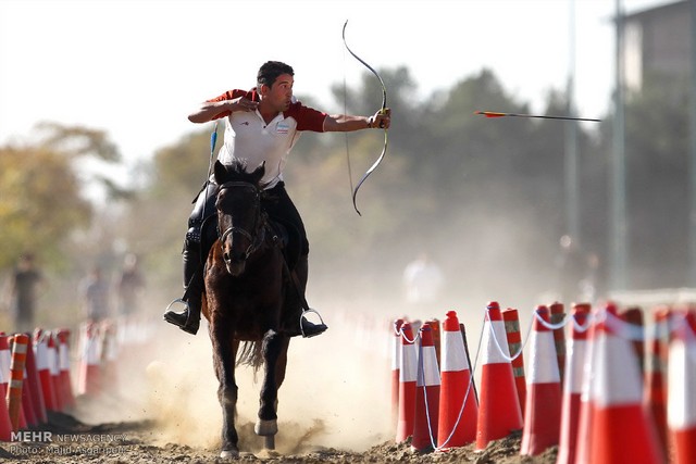 مسابقات کمانگیری روی اسب (عکس)