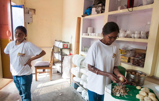 کافه قربانیان اسیدپاشی در هند (+عکس)