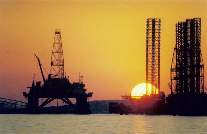 چرا قیمت نفت همچنان کاهش می یابد؟