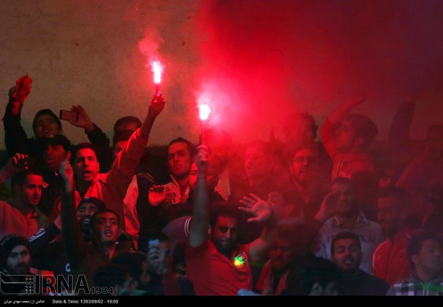 فشفه در دستان هواداران پرسپولیس
