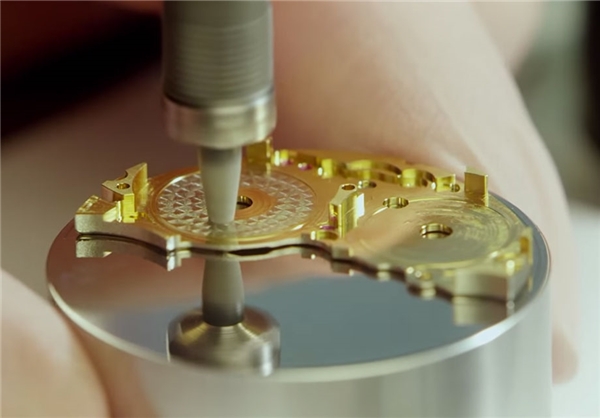 دقت و ظرافت در ساخت ساعت+تصاویر