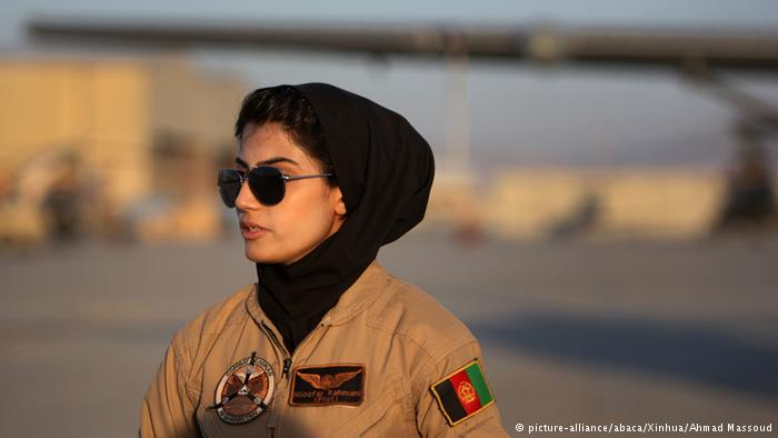 نخستین خلبان زن افغانستان (عکس)