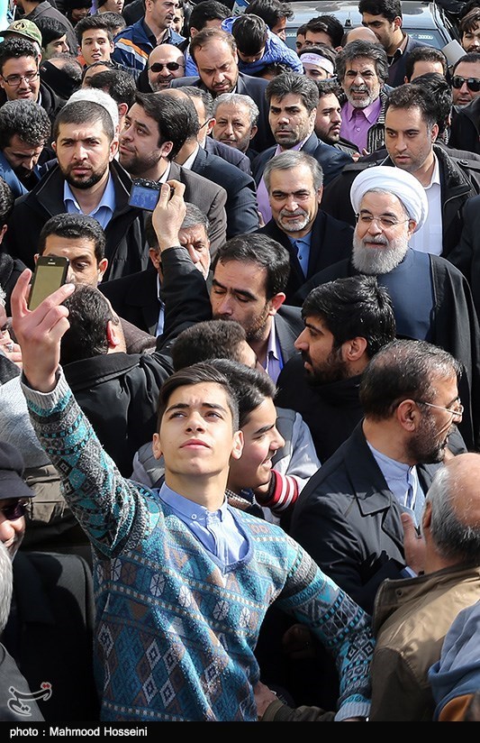 سلفی با روحانی در راهپیمایی 22 بهمن(عکس)