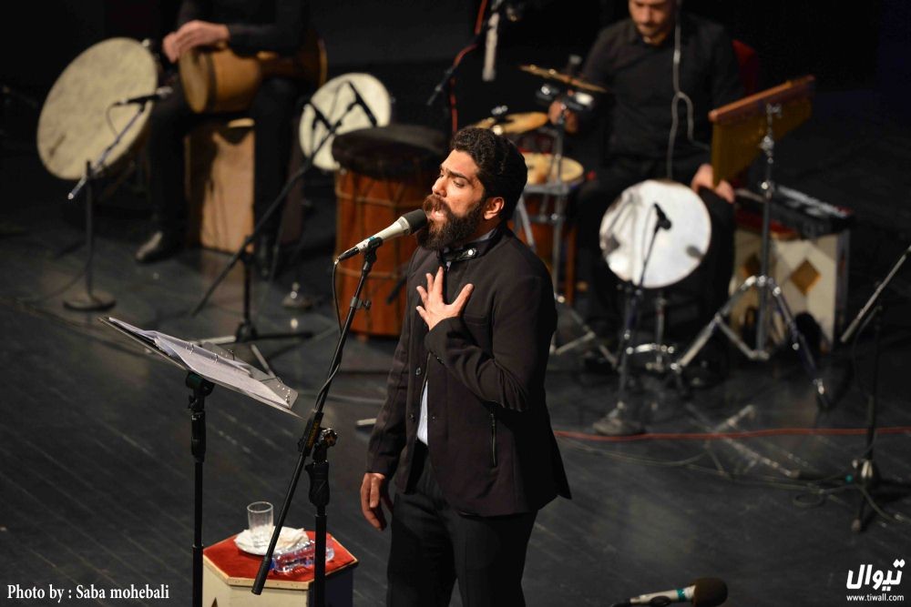 علی زند وکیلی در برج میلاد دو سه خط از عشق می‌خواند