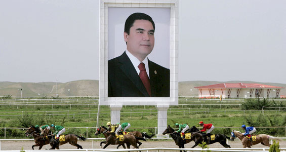 رئیس جمهور ترکمنستان مجسمه طلایش را ساخت (+عکس)
