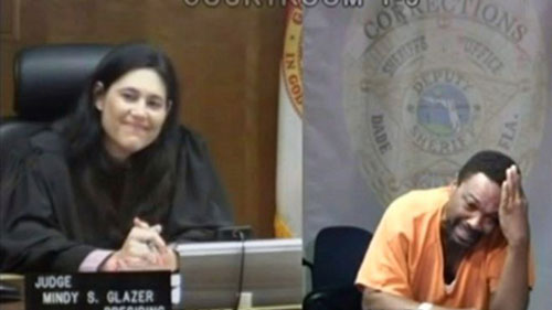 متهم با دیدن قاضی از هم پاشید! (+عکس)