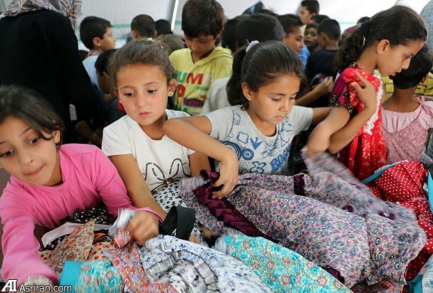 توزیع لباس عید میان کودکان آواره سوری (+عکس)