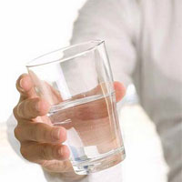 چرا باید هر روز صبح بعد از بیدار شدن از خواب آب بنوشید؟!