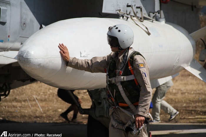 بمب روسی ، دقایقی قبل از پرتاب بر سر داعشی ها (عکس)
