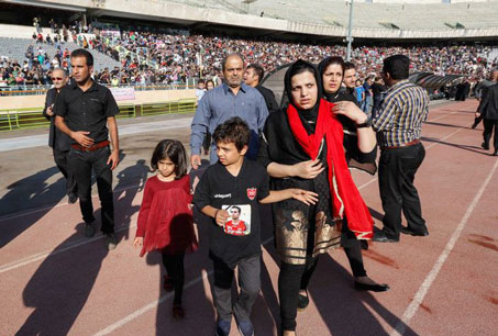 همسر هادی نوروزی روی نیمکت پرسپولیس (+ عکس)