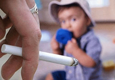 خطر دود سیگار برای کودکان