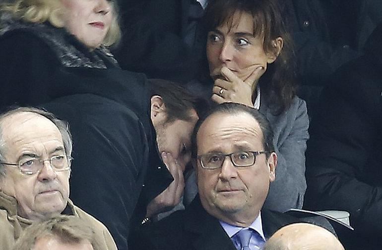 لحظه باخبر شدن فرانسوا اولاند رئیس جمهوری فرانسه از حملات در پاریس به هنگام حضور او در ورزشگاه این شهر