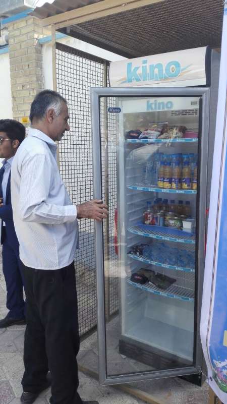نخستین یخچال مهربانی در استان بوشهر نصب شد (+عکس)