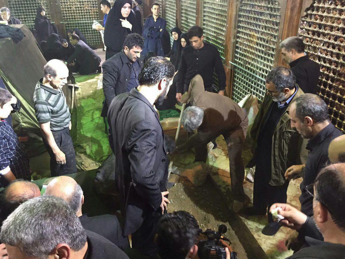 پیکر هاشمی در کنار امام آرام گرفت / جمعیت میلیونی در مراسم تشییع (+ حاشیه ها و عکس)